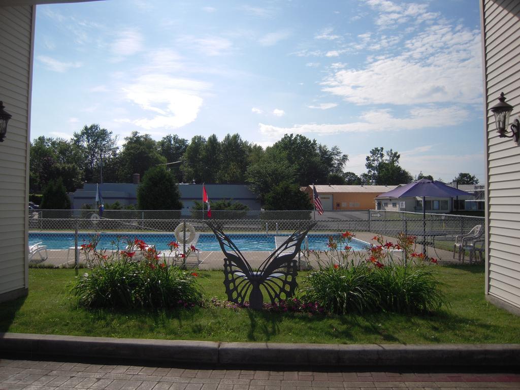 Travelodge Inn & Suites Latham Bagian luar foto
